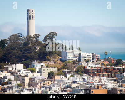 Una vista di Coit Tower e il Telegraph Hill in San Francisco, California. Foto Stock