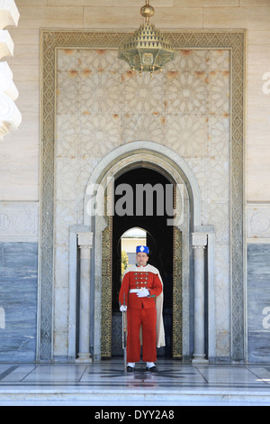 Guardie al di fuori il mausoleo a Rabat, Marocco dove la tomba di Mohammed V del Marocco è situato a. Foto Stock