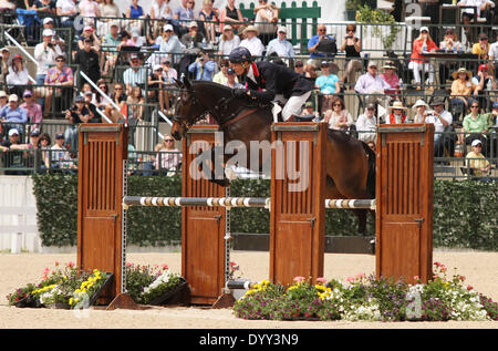 Lexington, KY, Stati Uniti d'America. 27 apr 2014. Aprile 27, 2014: Bay Il mio eroe e cavaliere, William Fox-Pitt vincere il 2014 Rolex di tre giorni che si tiene ogni anno presso il Kentucky Horse Park. Candice Chavez/ESW/CSM/Alamy Live News Foto Stock