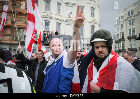 Brighton, Regno Unito. 27 apr 2014. St.George's Day marzo per l'Inghilterra a Brighton 2014 Credit: Guy Corbishley/Alamy Live News Foto Stock