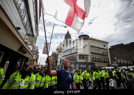 Brighton, Regno Unito. 27 apr 2014. St.George's Day marzo per l'Inghilterra a Brighton 2014 Credit: Guy Corbishley/Alamy Live News Foto Stock