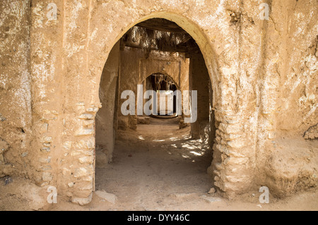Le pareti in El Jorf, Marocco, Africa - nascondiglio in ombra dal sole Foto Stock