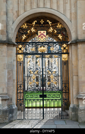 L'ornato cancello di ferro a Radcliffe Square entrata a tutte le anime College di Oxford University. Foto Stock