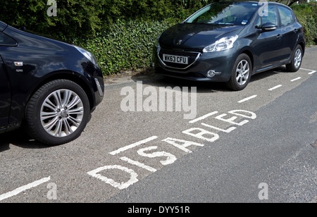 Auto parcheggiata in un parcheggio disabili bay Foto Stock