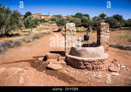 Acqua e montagne Atlas, Marocco, Africa Foto Stock