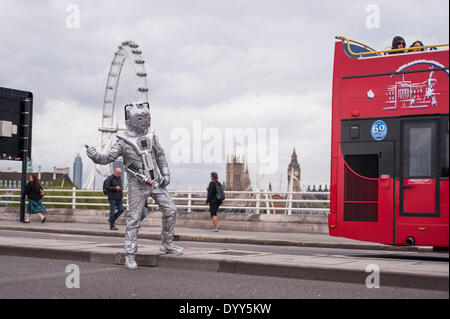 Londra, 27 Aprile 2014 - La gente vestita come i loro preferiti sc-fi caratteri prendere parte alla fantascienza London 2014 sfilata in costume a partire da Somerset House e terminando con la BFI sulla banca del sud. Un Cyberman, dal medico che, pone sul ponte di Waterloo. Credito: Stephen Chung/Alamy Live News Foto Stock