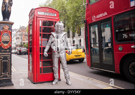 Londra, 27 Aprile 2014 - La gente vestita come i loro preferiti sc-fi caratteri prendere parte alla fantascienza London 2014 sfilata in costume a partire da Somerset House e terminando con la BFI sulla banca del sud. Un Cyberman, dal medico che, stand da una cabina telefonica. Credito: Stephen Chung/Alamy Live News Foto Stock