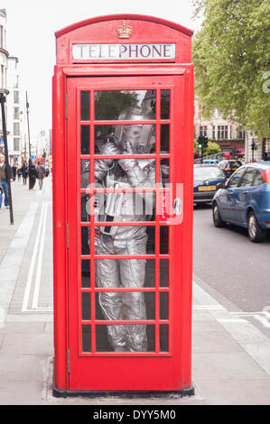 Londra, 27 Aprile 2014 - La gente vestita come i loro preferiti sci-fi caratteri prendere parte alla fantascienza London 2014 sfilata in costume a partire da Somerset House e terminando con la BFI sulla banca del sud. Un Cyberman, dal medico che, sorge all'interno di una cabina telefonica. Credito: Stephen Chung/Alamy Live News Foto Stock