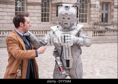 Londra, 27 Aprile 2014 - La gente vestita come i loro preferiti sci-fi caratteri prendere parte alla fantascienza London 2014 sfilata in costume a partire da Somerset House e terminando con la BFI sulla banca del sud. Medico che si affaccia fuori contro il suo nemico, un Cyberman. Credito: Stephen Chung/Alamy Live News Foto Stock