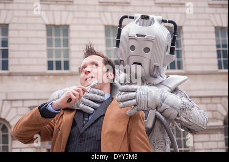 Londra, 27 Aprile 2014 - La gente vestita come i loro preferiti sci-fi caratteri prendere parte alla fantascienza London 2014 sfilata in costume a partire da Somerset House e terminando con la BFI sulla banca del sud. Medico che si affaccia fuori contro il suo nemico, un Cyberman. Credito: Stephen Chung/Alamy Live News Foto Stock