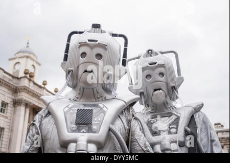 Londra, 27 Aprile 2014 - La gente vestita come i loro preferiti sci-fi caratteri prendere parte alla fantascienza London 2014 sfilata in costume a partire da Somerset House e terminando con la BFI sulla banca del sud. Due cybermen nel Somerset House. Credito: Stephen Chung/Alamy Live News Foto Stock