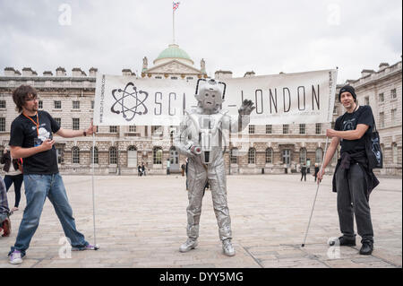 Londra, 27 Aprile 2014 - La gente vestita come i loro preferiti sci-fi caratteri prendere parte alla fantascienza London 2014 sfilata in costume a partire da Somerset House e terminando con la BFI sulla banca del sud. Un cyberman at Somerset House. Credito: Stephen Chung/Alamy Live News Foto Stock