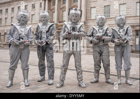 Londra, 27 Aprile 2014 - La gente vestita come i loro preferiti sci-fi caratteri prendere parte alla fantascienza London 2014 sfilata in costume a partire da Somerset House e terminando con la BFI sulla banca del sud. Cybermen at Somerset House. Credito: Stephen Chung/Alamy Live News Foto Stock