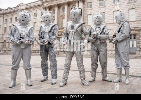 Londra, 27 Aprile 2014 - La gente vestita come i loro preferiti sci-fi caratteri prendere parte alla fantascienza London 2014 sfilata in costume a partire da Somerset House e terminando con la BFI sulla banca del sud. Cybermen at Somerset House. Credito: Stephen Chung/Alamy Live News Foto Stock