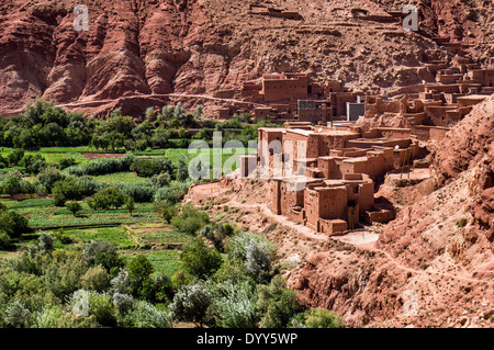 Case di villaggio nella valle di Ounila alle pendici dei monti Atlante, Tamdaght, Marocco. Foto Stock