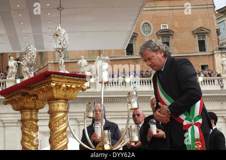 Piazza San Pietro, il Vaticano, Roma, Italia. Xxvii Aprile, 2014. Canonizzazione dei Santi Giovanni Paolo II e Giovanni XXIII . Le principali della città sotto il Monte ( BG ) Eugenio Bolognini Credito: Davvero Facile Star/Alamy Live News Foto Stock