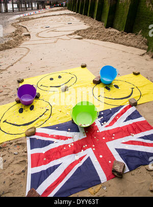 Londra, Regno Unito. 27 apr 2014. Scultura di sabbia di cartone animato personaggio Homer Simpson da sabbia artista Martin Artman, vicino Gabriels Wharf, Southbank, Londra, Regno Unito, domenica 27 aprile, 2014. Martin Artman definisce se stesso come un 2D scultore di sabbia e regolarmente i mestieri fattezze di persone famose e personaggi da popolare show televisivo (specialmente i Simpsons). Credito: Cecilia Colussi/Alamy Live News Foto Stock