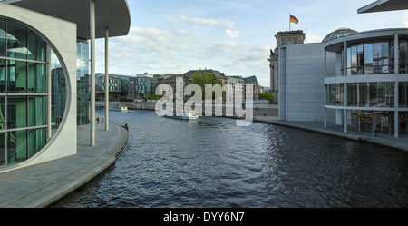 Vista panoramica dalla passerella pedonale sul fiume Sprea tra Paul-Löbe-Haus e Marie-Elisabeth-Lüders-Haus. Foto Stock