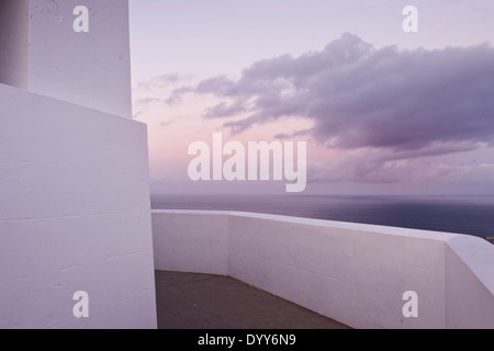 Vista dal faro superiore passerella attraverso l'oceano con una lavanda sunset Australia Foto Stock