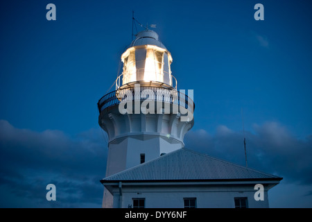 Vista fino a 'Smoky Cape' lighthouse South West Rocks, NSW di notte con luce blu cielo notturno in Australia Foto Stock