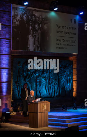 (140428) -- Gerusalemme, 28 aprile 2014 (Xinhua) -- Il presidente israeliano Shimon Peres (anteriore) risolve la cerimonia annuale segnando olocausto Giorno del Ricordo a Yad Vahsem museo commemorativo di Holocaust in Gerusalemme, il 27 aprile 2014. Israele ha commemorato olocausto Giorno del Ricordo in una cerimonia ufficiale tenutasi a Gerusalemme la domenica sera a cui hanno partecipato il Primo Ministro israeliano Benjamin Netanyahu e il Presidente Shimon Peres lungo con sopravvissuti all Olocausto. Da domenica sera a lunedì Israele sarà ufficialmente commemorare i sei milioni di Ebrei che erano stati massa-assassinato dalla Germania nazista alla fine degli anni trenta e orecchio Foto Stock