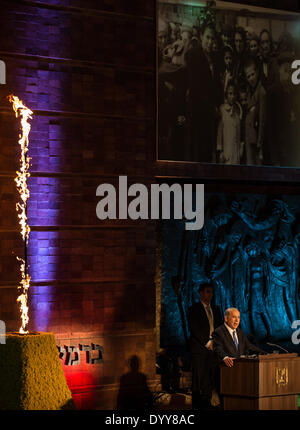 (140428) -- Gerusalemme, 28 aprile 2014 (Xinhua) -- Il Primo Ministro israeliano Benjamin Netanyahu (anteriore) risolve la cerimonia annuale segnando olocausto Giorno del Ricordo a Yad Vahsem museo commemorativo di Holocaust in Gerusalemme, il 27 aprile 2014. Israele ha commemorato olocausto Giorno del Ricordo in una cerimonia ufficiale tenutasi a Gerusalemme la domenica sera a cui hanno partecipato il Primo Ministro israeliano Benjamin Netanyahu e il Presidente Shimon Peres lungo con sopravvissuti all Olocausto. Da domenica sera a lunedì Israele sarà ufficialmente commemorare i sei milioni di Ebrei che erano stati massa-assassinato dalla Germania nazista nel tardo 193 Foto Stock