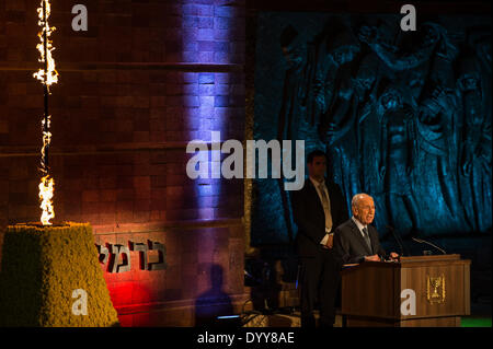 (140428) -- Gerusalemme, 28 aprile 2014 (Xinhua) -- Il presidente israeliano Shimon Peres (anteriore) risolve la cerimonia annuale segnando olocausto Giorno del Ricordo a Yad Vahsem museo commemorativo di Holocaust in Gerusalemme, il 27 aprile 2014. Israele ha commemorato olocausto Giorno del Ricordo in una cerimonia ufficiale tenutasi a Gerusalemme la domenica sera a cui hanno partecipato il Primo Ministro israeliano Benjamin Netanyahu e il Presidente Shimon Peres lungo con sopravvissuti all Olocausto. Da domenica sera a lunedì Israele sarà ufficialmente commemorare i sei milioni di Ebrei che erano stati massa-assassinato dalla Germania nazista alla fine degli anni trenta e orecchio Foto Stock