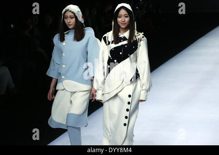 Pechino, Cina. 27 apr 2014. I modelli presenti creazioni realizzate da laureato da Wuhan University tessile durante il 2014 la Cina Graduate Fashion Week di Pechino, capitale della Cina, 27 aprile 2014. Credito: Li Mingfang/Xinhua/Alamy Live News Foto Stock