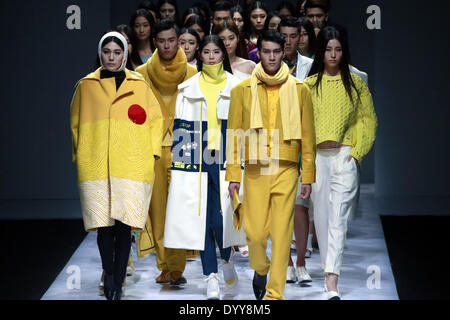 Pechino, Cina. 27 apr 2014. I modelli presenti creazioni realizzate da laureato da Wuhan University tessile durante il 2014 la Cina Graduate Fashion Week di Pechino, capitale della Cina, 27 aprile 2014. Credito: Li Mingfang/Xinhua/Alamy Live News Foto Stock