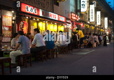 Ristoranti sotto la ferrovia in Yurakucho, Tokyo, Giappone Foto Stock