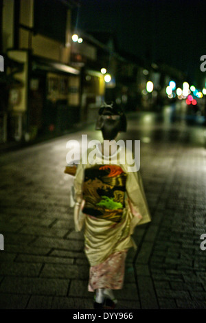 Gion, il famoso quartiere di Kyoto, è stato originariamente sviluppato nel medioevo, di fronte il santuario Yasaka Foto Stock