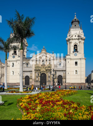 LIMA, Perù - circa aprile 2014: vista della Cattedrale di Lima da Plaza Mayor di Lima centro storico in Perù Foto Stock