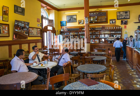 LIMA, Perù - circa aprile 2014: vista del tipico bar di Lima centro storico in Perù Foto Stock