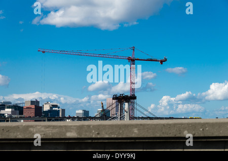 Gru a torre la costruzione della ferrovia leggera ponte sopra il fiume Williamette. Portland, Oregon Foto Stock