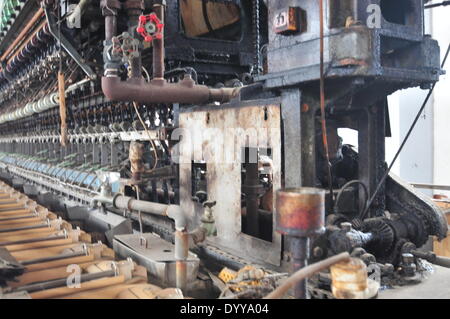 Tomioka, Giappone. 28 apr 2014. Macchine per fresatura all'interno della fabbrica in mattoni rossi edifici sono ben tenuti e mantenuti in un ex mulino di seta in Tomioka, nella prefettura di Gunma, circa 90 km a nord ovest di Tokyo, in questo mese di settembre 16, 2012, foto d'archivio. La seta Tomioka Mill e siti collegati è stato raccomandato per status di Patrimonio Mondiale, culturale Agenzia di affari ha annunciato il 26 aprile 2014. Il mulino è stato costruito nel 1872 sotto il governo Meiji la sponsorizzazione da parte di Paolo Brunat, un ingegnere francese con mattoni e boschi, una caratteristica unica che li ha fatti ultimo a questo giorno. Lo stato-run Mulino azionato in modo continuo Foto Stock