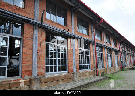 Tomioka, Giappone. 28 apr 2014. La fabbrica in mattoni rossi edificio è ben mantenuto in un ex mulino di seta in Tomioka, nella prefettura di Gunma, circa 90 km a nord ovest di Tokyo, in questo mese di settembre 16, 2012, foto d'archivio. La seta Tomioka Mill e siti collegati è stato raccomandato per status di Patrimonio Mondiale, culturale Agenzia di affari ha annunciato il 26 aprile 2014. Il mulino è stato costruito nel 1872 sotto il governo Meiji la sponsorizzazione da parte di Paolo Brunat, un ingegnere francese con mattoni e boschi, una caratteristica unica che li ha fatti ultimo a questo giorno. Lo stato-run Mulino azionato in modo continuo per 115 anni, producendo un'alta quaki Foto Stock