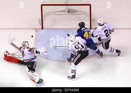 Louis, Missouri negli Stati Uniti d'America. 27 apr 2014. Aprile 25, 2014 - San Louis, Missouri - Aprile 25, 2014 St. Louis, MO: St. Louis Blues ala destra T.J. Oshie (non raffigurata) germogli di rovescio passato Chicago Blackhawks goalie Corey Crawford (50) per il raggiungimento di un obiettivo nel corso del secondo periodo nel gioco 5 del primo round della Stanley Cup Playoffs tra il St. Louis Blues e il Chicago Blackhawks al Scottrade Center di San Louis, Missouri. Il Blackhawks sconfitto il Blues 3-2 in ore di lavoro straordinario. Billy Hurst/CSM/Alamy Live News Foto Stock