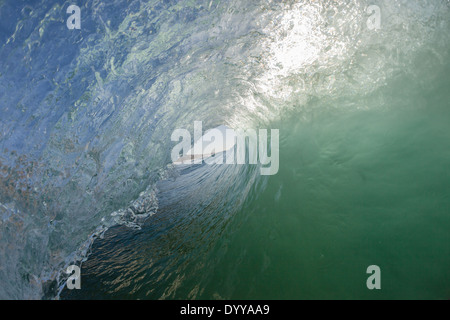 Ocean Wave nuotare dentro e fuori in primo piano incontro crash del cavo di alimentazione dell'acqua. Foto Stock