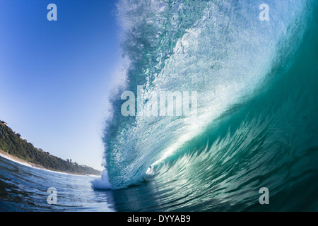 Ocean Wave nuotare dentro e fuori in primo piano incontro crash del cavo di alimentazione dell'acqua. Foto Stock