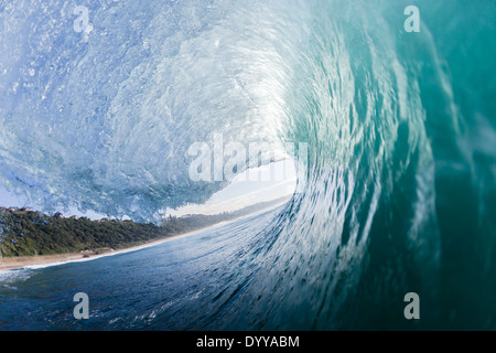 Ocean Wave nuotare dentro e fuori in primo piano incontro crash del cavo di alimentazione dell'acqua. Foto Stock