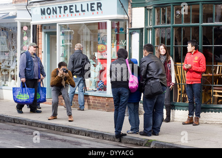 I turisti cinesi sulle strade di Stratford upon Avon per scattare foto Foto Stock