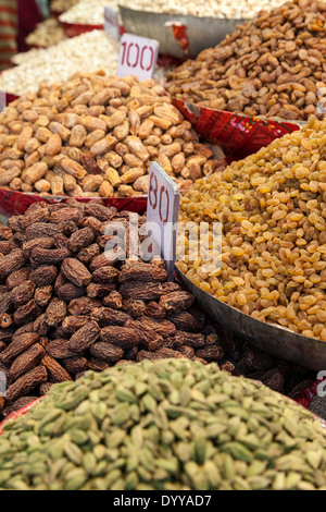 New Delhi, India. Datteri, uvetta, cardamomo verde per la vendita nel mercato. Foto Stock