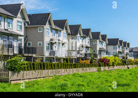 Una fila di un nuovo case a schiera in British Columbia, Canada Foto Stock