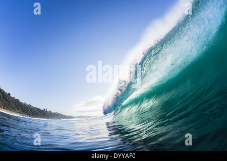 Ocean Wave nuotare dentro e fuori in primo piano incontro crash del cavo di alimentazione dell'acqua. Foto Stock