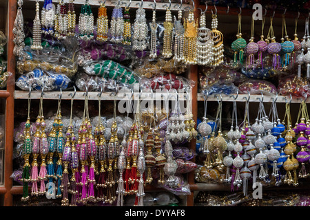 New Delhi, India. Bigiotteria in un negozio di mercato. Foto Stock