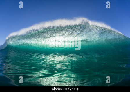 Ocean Wave nuotare dentro e fuori in primo piano incontro crash del cavo di alimentazione dell'acqua. Foto Stock
