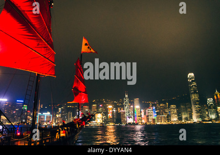 Tradizionale giunca cinese crociera nel Porto Victoria di Hong Kong di notte. Foto Stock