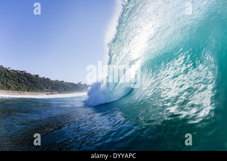 Ocean Wave nuotare dentro e fuori in primo piano incontro crash del cavo di alimentazione dell'acqua. Foto Stock