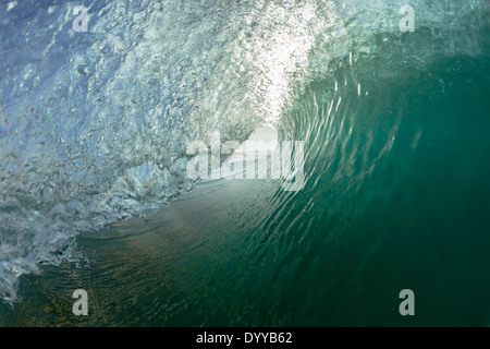 Ocean Wave nuotare dentro e fuori in primo piano incontro crash del cavo di alimentazione dell'acqua. Foto Stock