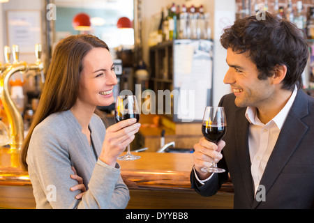 Donna Uomo allegro amante bere il caffè bar Foto Stock